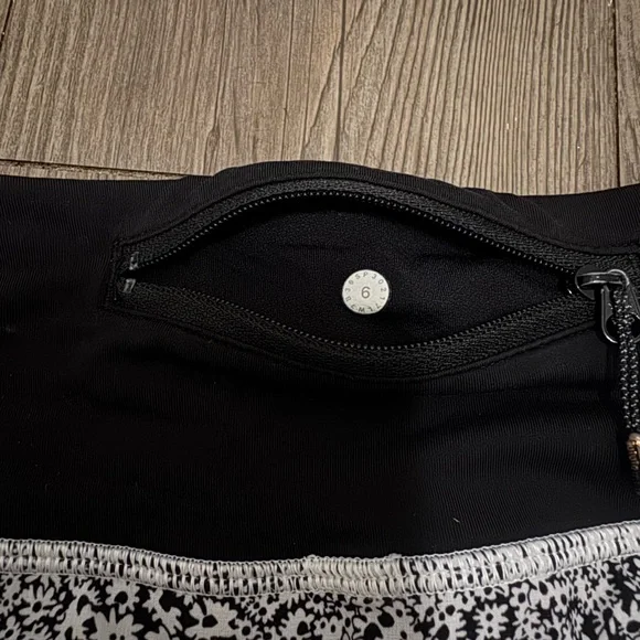 Lululemon Speed Up 4” Mid Rise Shorts in Black & White Floral - Picture 3 of 3